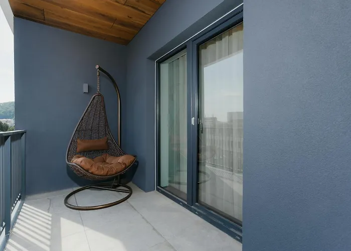 Forest - Luxe Central Apt With Free Secured Parking