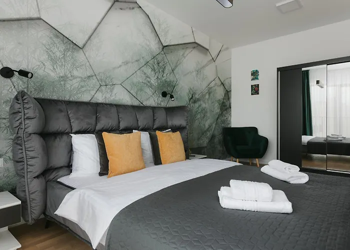 Forest - Luxe Central Apt With Free Secured Parking