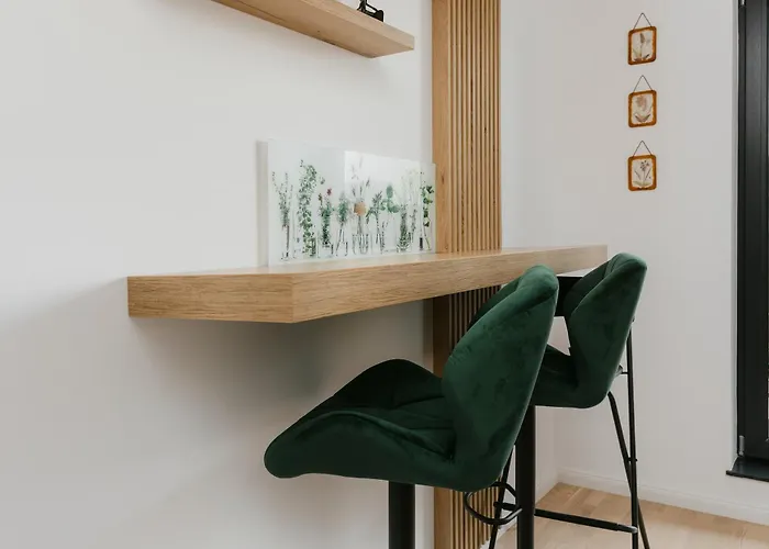 Forest - Luxe Central Apt With Free Secured Parking